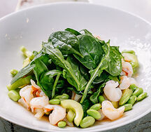 Салат с креветками, огурцами и бобами эдамаме