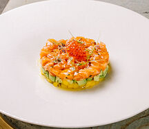 Тартар из лосося, манго и авокадо