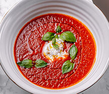 Томатный суп со страчателлой и базиликом