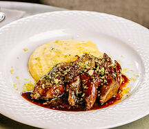 Томленый ягненок с полентой и зеленым пармезаном