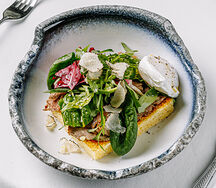 Тост с ростбифом и яйцом пашот