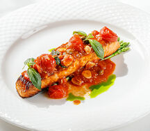 Стейк из лосося по-средиземноморски