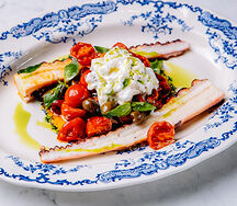 Осьминог на гриле с печеным перцем и страчателлой