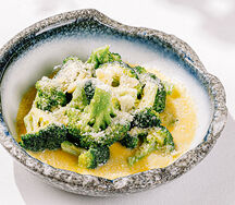 Брокколи с чесноком и пармезаном