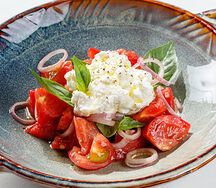 Томаты с рикоттой и луком-шалотом