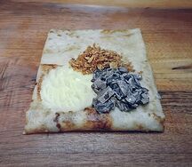 Блин с грибами, картофелем и луком фри
