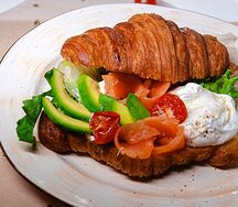 Венская вафля с лососем, яйцом пашот и авокадо
