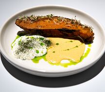 Печеный батат с соусом карри и дзадзыки