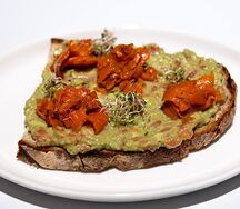 Авокадо-тост с вег-лососем