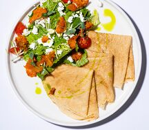 Блины на растительном молоке с фетой, веганским лососем и салатом