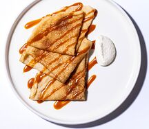 Блины на растительном молоке с соленой карамелью и кешью-сметаной