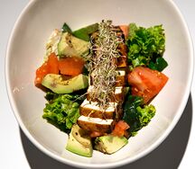 Салат с тофу и авокадо