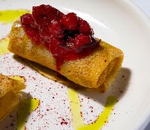 Блины с муссом из шоколада и клюквой