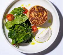 Нутовые оладьи с кешью и сметаной