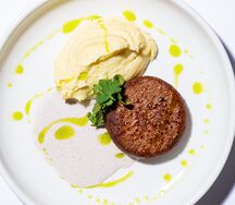 Котлета с перечным соусом и картофельным пюре