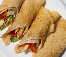 Блины с чикен из сейтана и соусом Цезарь