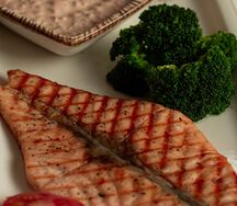 Стейк из лосося с соусом тартар и брокколи 