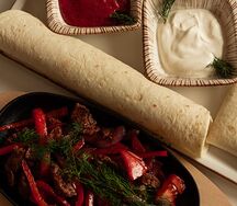 Фахитос из свинины с перцем, луком, томатами и двумя соусами (белый и красный) 