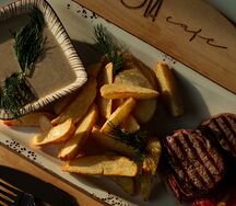 Медальоны с говядиной, картофельными дольками и перечно-грибным соусом