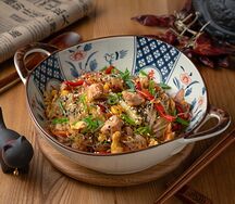 Лапша по-сингапурски с креветками и курицей  