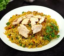 Жареный рис с курицей
