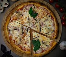 Пицца с ветчиной и грибами