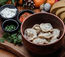 Пельмени с бараниной и томатной сальсой