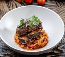 Говяжье ребро с тушеной капустой 