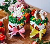 Кулич творожный с изюмом, украшенный фигурками