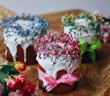 Кулич творожный с изюмом, украшенный сухоцветами