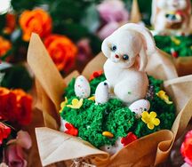Кулич Творожный с изюмом, украшенный фигурками