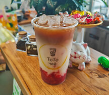 Кокосово-клубничный айс-кофе