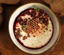 Пшенная каша с печёным яблоком, горным мёдом и миндалём