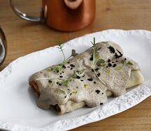 Блинчики с цыплёнком и грибным соусом