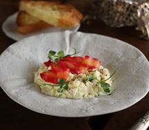 Трюфельный скрэмбл с тостом, лососем и соусом айоли
