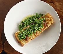 Омлет с молодым горошком, тостом и соусом айоли
