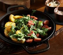 Жареный картофель с сосисками и салатом из квашеной капусты