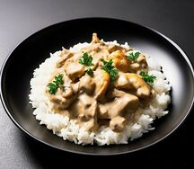 Нежная курочка в сливочном соусе с шампиньонами и рассыпчатым рисом