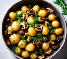 Молодой картофель обжаренный с грибочками