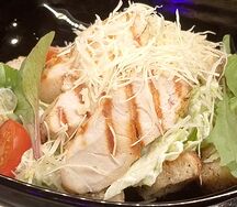 Салат Цезарь с курицей