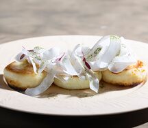 Сырники, страчателла и кокосовая сгущенка