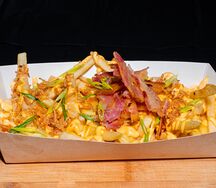 Картошка с беконом, соусом и луком