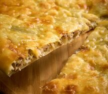 Маленький осетинский пирог с курицей, грибами и сыром