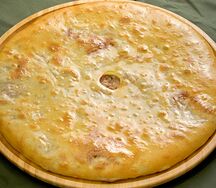 Осетинский пирог с курицей, грибами и сыром
