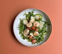 Салат с креветками, рукколой и пармезаном