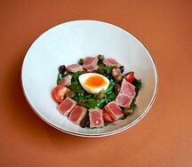 Салат со стейком из тунца