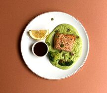 Филе семги с пюре из брокколи