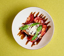 Буррата с помидорами и базиликом