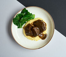 Говяжья щека с картофельным пюре и шпинатом