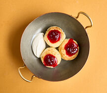 Д Сырники со сметаной и вареньем